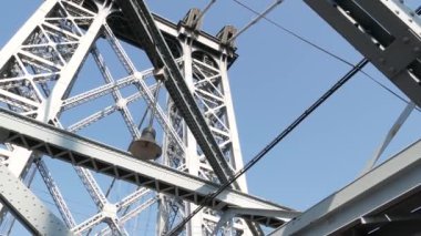 Williamsburg Köprüsü, Manhattan 'dan Brooklyn' e, New York City, ABD. Birleşik Devletler 'in mimarisi, turizm simgesi. Metalik kablo destekli köprü. Yaya yolundan kablolar ve gökyüzü. Düşük açı.