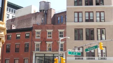 Manhattan, ABD 'deki New York City Broadway sokak tabelası. Amerikan şehrinde şehir yol tabelası. Şehir merkezinde trafik levhası. Union Meydanı yakınlarındaki tarihi kadınlar bölgesinde mimarlık binası.