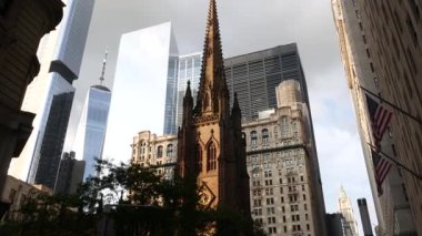 New York City Manhattan Şehir Merkezi Finans Bölgesi, Amerika Birleşik Devletleri. Dünya Ticaret Merkezi gökdeleni, Fidi kulesi binası. Broadway 'deki modern iş merkezi ve Üçlemeci Kilisesi. Hıristiyanlık