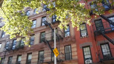 New York City şehir binaları mimarisi, Manhattan klasik caddesi, Amerika Birleşik Devletleri. New York 'taki tipik kırmızı tuğlalı ev, ABD' deki emlak mülkü. Yangın çıkışı metalik merdiven.