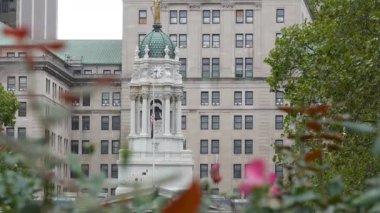 New York Şehri Brooklyn Şehir Merkezi, Amerika Birleşik Devletleri. Borough Hall, 1846 tarihli eski belediye yönetimi binası. Belediye binasının mimarisi. Sonbahar çiçekleri açar..