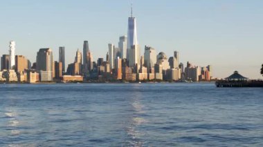 New York City Manhattan Şehir Merkezi Finans Bölgesi ufuk çizgisi New Jersey 'den Dünya Ticaret Merkezi Kulesi Hoboken İskelesi, Amerika Birleşik Devletleri. Nehir kıyısı şehir manzarası ve gökdelen binası