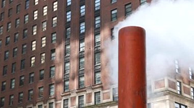 New York City şehir merkezi yüksek bina mimarisi, Manhattan caddesi, 8 Avenue, Amerika Birleşik Devletleri. Columbus Circle yakınlarındaki gökdelen kuleleri, ABD. Sıcak buhar buharı. Turuncu yığın borusu