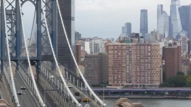 Manhattan Köprüsü, Brooklyn Dumbo, New York, ABD 'de çatı katı. Şehir trafiği köprü görüntüsünde, arabalar yolda. Hudson Yards bölge gökdelenleri, yağmurlu günlerde kuleler.