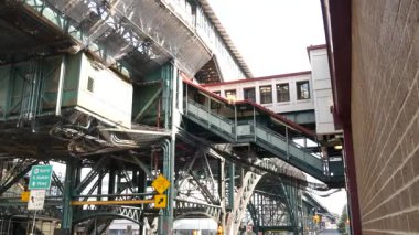 New York City 125 sokak yükseltilmiş metro girişi Harlem, ABD. Amerikan yolcu taşımacılığı, Yukarı Manhattan. New York 'taki Metropolitan İstasyonu. Tarihi mimari, metalik köprü