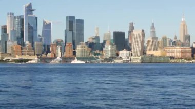 New York City Manhattan şehir merkezi silueti, Chelsea ve Hudson Yards kuleleri New Jersey, Hoboken Pier, ABD 'den. Nehir kıyısı şehir manzarası gökdelen binaları, Amerikan mimarisi
