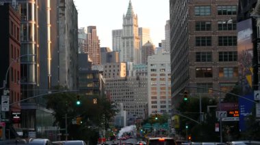 New York City, ABD - 15 Eylül 2024: Woolworth binası, Aşağı Manhattan 'daki Downtown Financial District Broadway' de gökdelen. Gotik tarihi mimari, yeşil fıçı çatısı, Varick Caddesi..