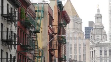 New York, ABD - 4 Eylül 2024: Şehir merkezi caddesi. Manhattan belediye binası, eski tarihi mimari. Thurgood Marshall Adliyesi. Hükümet yönetim yetkisi.