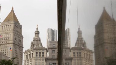 New York, ABD - 4 Eylül 2024: Şehir Merkezi. Manhattan belediye binası, eski tarihi sokak mimarisi. Thurgood Marshall Adliyesi. Hükümet yönetim yetkisi.