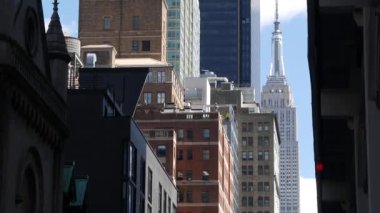 New York City, Amerika Birleşik Devletleri - 7 Eylül 2024 Manhattan Midtown Empire State Binası 34 sokak, 5 bulvar. Gökdelen kulesi mimarisi. Hells Kitchen 'daki şehir manzarası. Kırmızı tuğla ev.
