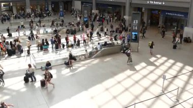 New York, ABD - 9 Eylül 2024 Penn İstasyonu Moynihan Tren Salonu, Manhattan Midtown Pennsylvania İstasyonu. Kalabalık, demiryolu inşaatındaki yolcular. Amerikan demiryolu taşımacılığı