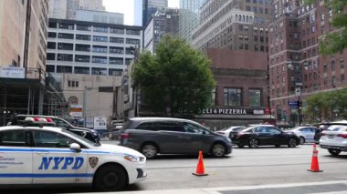 New York, Amerika Birleşik Devletleri - 9 Eylül 2024 Manhattan Midtown, New Yorker Hotel binası. Hells Kitchen 34. Cadde 'deki Penn İstasyonu yakınlarında. NYPD devriye arabası. Polis aracı..
