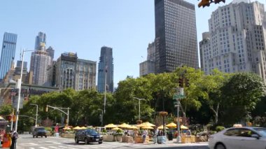 New York, Amerika Birleşik Devletleri - 11 Eylül 2024: Beşinci Cadde ve Broadway Caddesi kavşağı, Manhattan Midtown. Madison Square Park Flatiron Bölgesi. Yoldaki sarı taksi arabaları. İnsanlar yayalar, zebralar