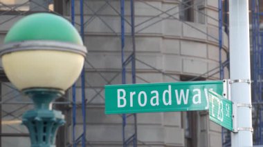 New York City Broadway sokak tabelası Manhattan Midtown, ABD 'de. Şehir levhası, trafik levhası. Flatiron bölgesinde inşaat mimarisi. 5. Cadde ile kesişen yol. Metro metro küresi.