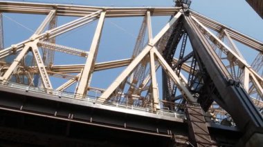 New York City Manhattan Midtown, Queensboro Köprüsü mimarisi. East River üzerindeki şehir nakliye köprüsü. Roosevelt adasının yakınlarındaki Doğu Yakası 'ndaki metalik köprünün altından manzara.