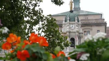 New York Şehri Brooklyn Şehir Merkezi, Amerika Birleşik Devletleri. Borough Hall, 1846 tarihli eski belediye yönetimi binası. Belediye binasının mimarisi. Sonbahar çiçekleri açar..