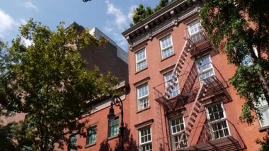 New York City şehir binaları mimarisi, Manhattan klasik caddesi, Amerika Birleşik Devletleri. New York 'taki tipik kırmızı tuğlalı ev, ABD' deki emlak mülkü. Yangın çıkışı metalik merdiven.