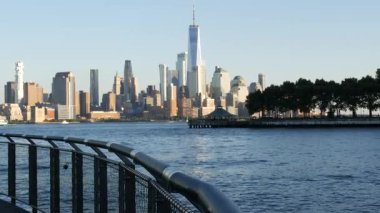 New York City Manhattan Şehir Merkezi Finans Bölgesi ufuk çizgisi New Jersey 'den Dünya Ticaret Merkezi Kulesi Hoboken İskelesi, Amerika Birleşik Devletleri. Nehir kıyısı şehir manzarası ve gökdelen binası