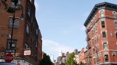 New York City şehir binaları mimarisi, Manhattan West Village Greenwich caddesi köşesi, Amerika Birleşik Devletleri. Greenwich Village Perry Caddesi, ABD. Kırmızı tuğlalı ev. Otopark.