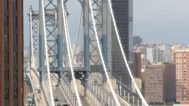 Manhattan Köprüsü, Brooklyn Dumbo, New York, ABD 'de çatı katı. Şehir trafiği köprüde, hava görüntüsünde, araçlar çatıdan yolda. Amerikan mimarisi, nehir kenarındaki binalar.