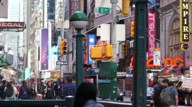 New York City, ABD - 8 Eylül 2024: Manhattan Midtown 42 caddesi, Broadway 'de Times Meydanı yakınlarında tiyatro ilanları. İnsanlar yaya, Liman İdaresi metro istasyonuna giriş küre küresi
