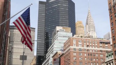 New York, ABD - 9 Eylül 2024: Manhattan Midtown. Gökdelen kulesi mimarisi. Chrysler binası. Murray Hill 'deki Park Bulvarı. Şehir manzarası, kırmızı tuğla. Amerikan bayrağı. Metal Yaşamı