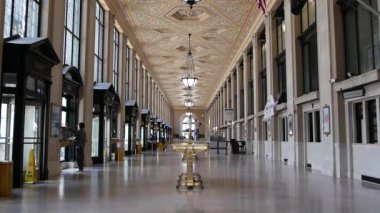 New York, Amerika Birleşik Devletleri - 9 Eylül 2024 Manhattan şehir merkezi Penn İstasyonu binası. USPS postanesi, Pennsylvania tren istasyonu tarihi iç mekan. Tren bileti ofisi.