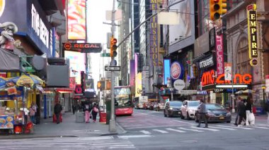 New York, Amerika Birleşik Devletleri - 8 Eylül 2024: Manhattan Midtown 42 Sokak, Tiyatro Bölgesi tabelası, Broadway Times Meydanı. Zebra yaya geçidinde yaya geçidi, Liman İdaresi. Sarı taksi..