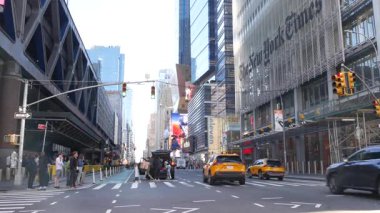 New York, ABD - 8 Eylül 2024 Manhattan Midtown Caddesi. Liman yetkilisi otobüs terminali ve New York Times binası. Yol trafiği, Hells Kitchen 8 Bulvarı. İnsanlar yaya, sarı taksi..