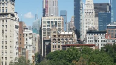 New York, Amerika Birleşik Devletleri - 11 Eylül 2024: Manhattan Midtown Union Meydanı, Broadway Caddesi. Eski tarihi şehir mimarisi. Gayrimenkul. Bayanlar Miles 'ın şehir silueti, park