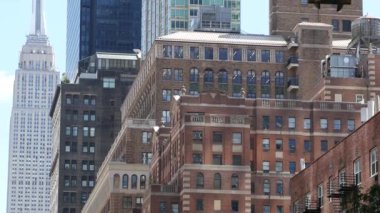 New York City, Amerika Birleşik Devletleri - 7 Eylül 2024 Manhattan Midtown Empire State Binası 34 sokak, 5 bulvar. Gökdelen kulesi mimarisi. Hells Kitchen 'daki şehir manzarası. Kırmızı tuğla ev.