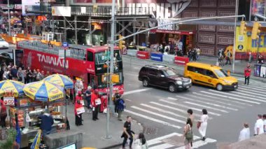 New York, Birleşik Devletler - 10 Eylül 2024: Broadway caddesi yakınında Times Meydanı, Manhattan Midtown trafiği kavşağında. Yoldaki insanlar yayalar ve sarı taksi arabaları. Zebra yaya geçidi.
