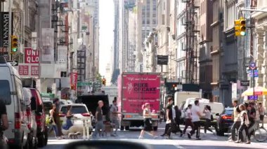 New York, ABD - 10 Eylül 2024 Broadway Caddesi Aşağı Manhattan, Noho, Nolita yakınlarındaki Soho. İnsanlar yaya, şehir trafiği. Arabalar yolda, zebra. Taşımacılık ve mimarlık. Çocuk oyuncağı..