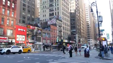 New York, ABD - 8 Eylül 2024 Manhattan Midtown Caddesi. Liman İdaresi Otobüs Terminali 'nin yanındaki kavşak. Şehir trafiği, Hells Kitchen 'da 8. Cadde. İnsanlar yaya, sarı taksi..