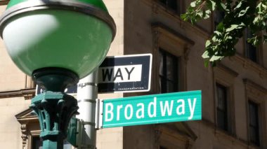 New York City Broadway sokak tabelası Manhattan Midtown, ABD 'de. Şehir levhası, trafik levhası. Flatiron bölgesinde inşaat mimarisi. Metro girişi yeşil dünya lambası..