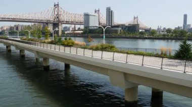 New York City Manhattan Midtown, Queensboro Köprüsü mimarisi, Birleşik Devletler. Queens ve Roosevelt adalarına giden metalik köprü, Doğu Nehri. Doğu Yakası 'nda bir kordon. Şehir gezinti parkı