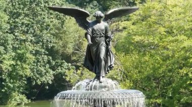 New York City Central Park Bethesda Fountain, Bethesda Terrace 'ın melek heykeli, yaz günü, Birleşik Devletler. Sabah yeşillik ve heykel. ABD 'nin Manhattan şehrinde sonbahar yaprakları ve yeşil ağaçlar