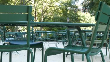 Beşinci Cadde ve Broadway Caddesi kavşağı, Manhattan Midtown, New York, ABD. Madison Square Park, Flatiron Bölgesi 'nde piknik için yayalar, sandalyeler ve masalar dağıtıldı .