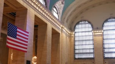New York Şehri Grand Central Terminali 42. Cadde, ABD. Demiryolu binasının içinde mimarlık. Yolcu taşımacılığı, New York Manhattan Midtown. Tren istasyonunun içi. Amerikan bayrağı