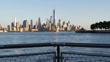 New York City Manhattan Şehir Merkezi Finans Bölgesi ufuk çizgisi New Jersey 'den Dünya Ticaret Merkezi Kulesi Hoboken İskelesi, Amerika Birleşik Devletleri. Nehir kıyısı şehir manzarası ve gökdelen binası