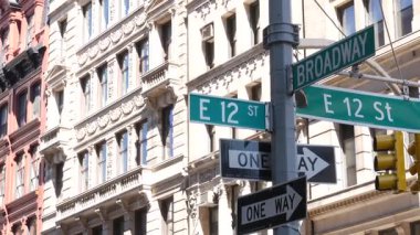 Manhattan, ABD 'deki New York City Broadway sokak tabelası. Amerikan şehrinde şehir yol tabelası. New York, ABD 'de trafik levhası. Union Meydanı yakınlarındaki yerleşim bölgesinde mimarlık..