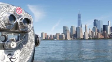 New York City Manhattan Şehir Merkezi Finans Bölgesi ufuk çizgisi, New Jersey Özgürlük Eyalet Parkı 'ndan Dünya Ticaret Merkezi, Birleşik Devletler. Hudson nehri kıyısı şehir manzarası, gökdelen binaları, kule görüntüleyicisi