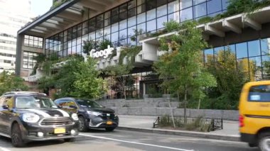 New York, ABD - 15 Eylül 2024: Aşağı Manhattan Google genel merkezi, St Johns Terminal ofisi. Modern cam mimari kentsel biyofilik bahçe fütüristik tasarımı. Sarı taksi.