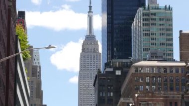 New York City, Amerika Birleşik Devletleri - 7 Eylül 2024 Manhattan Midtown Empire State Binası 34 sokak, 5 bulvar. Gökdelen kulesi sanat deco mimarisi. Penn İstasyonu bölgesinden şehir manzarası.