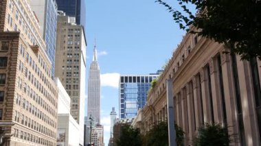 New York, Amerika Birleşik Devletleri - 7 Eylül 2024: Manhattan Şehir Merkezi Empire State Binası 34 Sokak 5 Bulvarı. Gökdelen kulesi, Hells Kitchen. Penn İstasyonu. Pennsylvania demiryolu terminali.