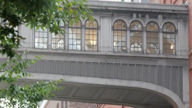 New York City, ABD - 12 Eylül 2024: Manhattan Midtown Meatpacking Oreo Way Skybridge, Chelsea, High Line Park pazarı. Tarihi köprü, yükseltilmiş yürüyüş yolu. Sanayi fabrikası mimarisi