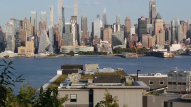 New Jersey, ABD - 10 Eylül 2024: New York City Manhattan şehir merkezi silueti, Weehawken Port Imperial 'dan Hells mutfağı. Gökdelen binalı şehir manzarası, Amerikan mimarisi. Hudson..