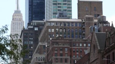 New York City, Amerika Birleşik Devletleri - 7 Eylül 2024 Manhattan Midtown Empire State Binası 34 sokak, 5 bulvar. Gökdelen kulesi mimarisi. Hells Kitchen 'daki şehir manzarası. Kırmızı tuğla ev.