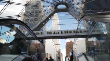 New York, Amerika Birleşik Devletleri - 9 Eylül 2024: 34 sokak yakınlarındaki Empire State binası ve metro istasyonu, Penn İstasyonu metrosu. Yürüyen merdivendeki insanlar, Madison Square Garden yakınlarında Manhattan şehir merkezi ulaşımı..