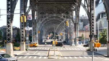 New York, ABD - 15 Eylül 2024 Riverside Drive viyadük, Harlem 125 sokak, Manhattan araba trafiği. 12. Cadde viyadük. Yükseltilmiş üstgeçit ulaşım yolu. Çelik kemer köprüsü. Üstgeçit.